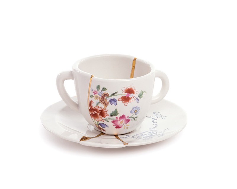 No mundo de hoje, onde tudo é muito rápido e voltado para um consumo quase descartável, se alguma coisa quebra, você pega os pedaços e joga tudo fora. O Kintsugi é exatamente o oposto disso e já existe há vários anos. Essa tradição japonesa usa de pedaços de ouro para restaurar louças quebradas e as transforma em algo mai valioso através desses reparos. A ideia aqui é permitir que a beleza da imperfeição seja vista e, ao mesmo tempo, honrar a história de um objeto. Foi isso que o designer italiano Marcantonio tinha em mente quando começou a trabalhar na sua coleção Kintsugi para a marca Seletti.