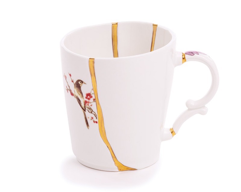 No mundo de hoje, onde tudo é muito rápido e voltado para um consumo quase descartável, se alguma coisa quebra, você pega os pedaços e joga tudo fora. O Kintsugi é exatamente o oposto disso e já existe há vários anos. Essa tradição japonesa usa de pedaços de ouro para restaurar louças quebradas e as transforma em algo mai valioso através desses reparos. A ideia aqui é permitir que a beleza da imperfeição seja vista e, ao mesmo tempo, honrar a história de um objeto. Foi isso que o designer italiano Marcantonio tinha em mente quando começou a trabalhar na sua coleção Kintsugi para a marca Seletti.