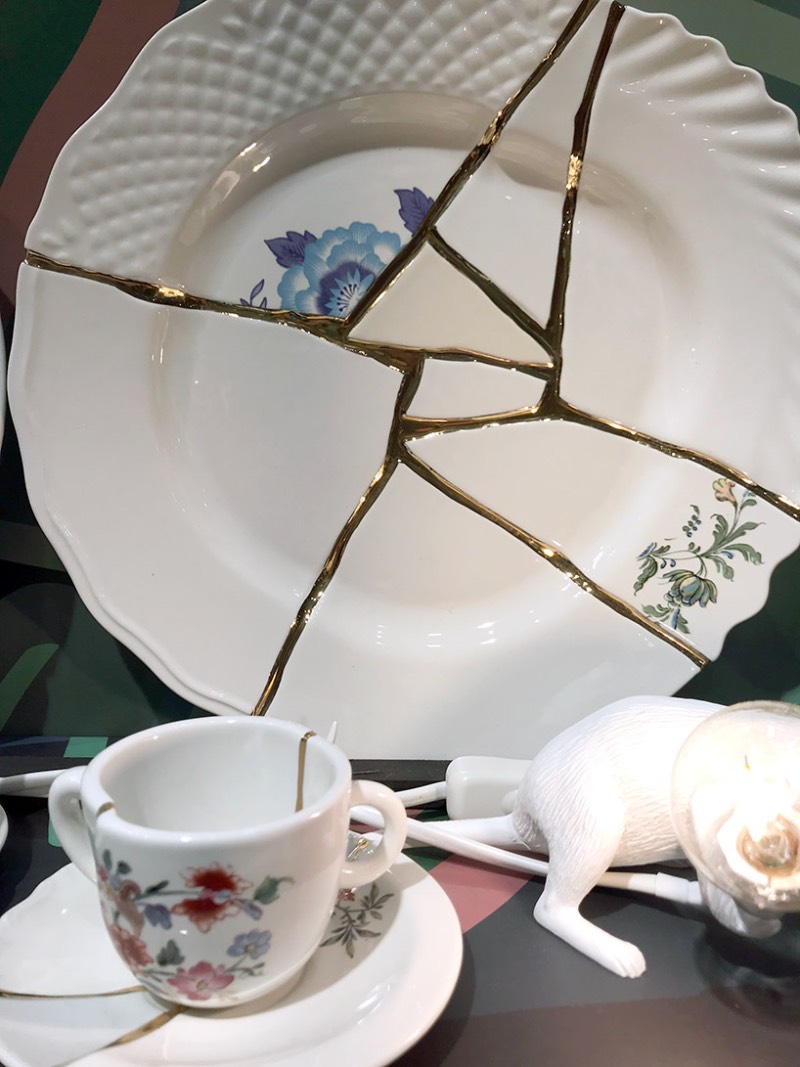No mundo de hoje, onde tudo é muito rápido e voltado para um consumo quase descartável, se alguma coisa quebra, você pega os pedaços e joga tudo fora. O Kintsugi é exatamente o oposto disso e já existe há vários anos. Essa tradição japonesa usa de pedaços de ouro para restaurar louças quebradas e as transforma em algo mai valioso através desses reparos. A ideia aqui é permitir que a beleza da imperfeição seja vista e, ao mesmo tempo, honrar a história de um objeto. Foi isso que o designer italiano Marcantonio tinha em mente quando começou a trabalhar na sua coleção Kintsugi para a marca Seletti.
