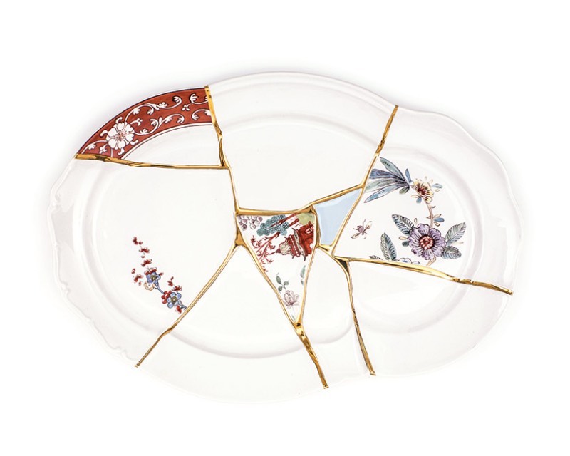 No mundo de hoje, onde tudo é muito rápido e voltado para um consumo quase descartável, se alguma coisa quebra, você pega os pedaços e joga tudo fora. O Kintsugi é exatamente o oposto disso e já existe há vários anos. Essa tradição japonesa usa de pedaços de ouro para restaurar louças quebradas e as transforma em algo mai valioso através desses reparos. A ideia aqui é permitir que a beleza da imperfeição seja vista e, ao mesmo tempo, honrar a história de um objeto. Foi isso que o designer italiano Marcantonio tinha em mente quando começou a trabalhar na sua coleção Kintsugi para a marca Seletti.