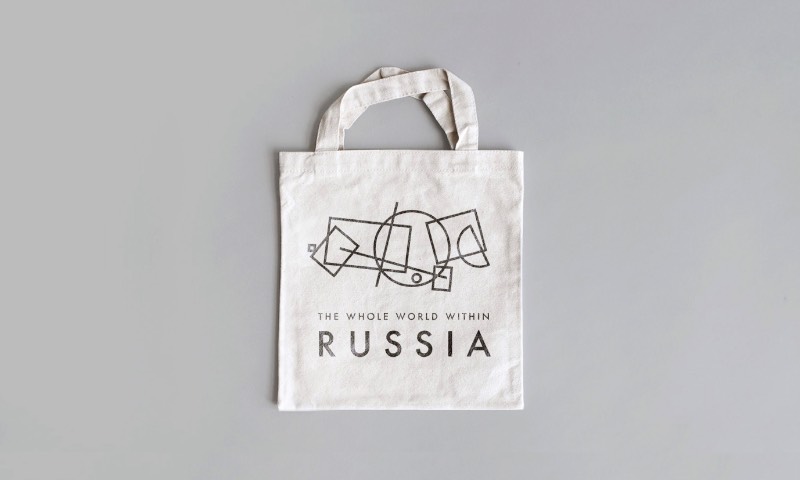 Uma equipe de cinco designers de diferentes agências e escritórios acabaram de publicar uma nova identidade visual para o Departamento de Turismo da Rússia. Cheio de referências ao movimento artístico conhecido como Suprematismo, iniciado pelo pintor Kazimir Malevich por volta de 1913, essa identidade visual tenta trabalhar uma nova forma do país trabalhar com seu branding. Além do lado estético, ainda temos um novo slogan que pode ser traduzido como O Mundo Inteiro Dentro da Rússia. 