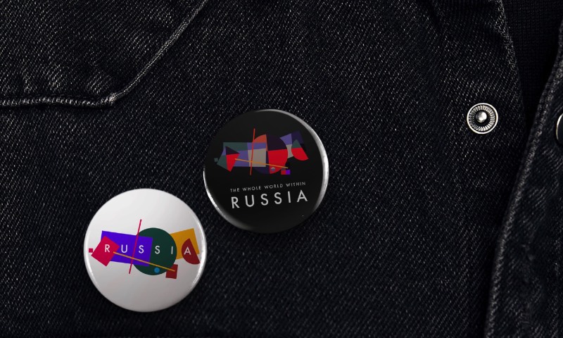 Uma equipe de cinco designers de diferentes agências e escritórios acabaram de publicar uma nova identidade visual para o Departamento de Turismo da Rússia. Cheio de referências ao movimento artístico conhecido como Suprematismo, iniciado pelo pintor Kazimir Malevich por volta de 1913, essa identidade visual tenta trabalhar uma nova forma do país trabalhar com seu branding. Além do lado estético, ainda temos um novo slogan que pode ser traduzido como O Mundo Inteiro Dentro da Rússia. 