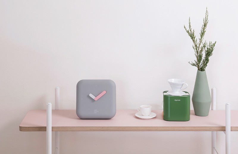Life Clock é mais do que um kit de emergências, ele também é um relógio mas isso já está bem óbvio no seu nome. Dentro do relógio você vai encontrar uma série de produtos que podem te ajudar no caso de emergências. Lá você vai encontrar um apito e um banner de SOS para auxiliar no seu resgate, além de um condensador para iniciar uma fogueira até um lençol térmico para te proteger do frio. O kit não pode ser dos mais completos mas pode ajudar muito bem. 