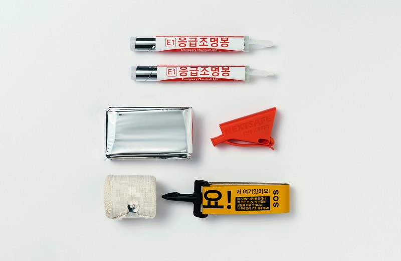 Life Clock é mais do que um kit de emergências, ele também é um relógio mas isso já está bem óbvio no seu nome. Dentro do relógio você vai encontrar uma série de produtos que podem te ajudar no caso de emergências. Lá você vai encontrar um apito e um banner de SOS para auxiliar no seu resgate, além de um condensador para iniciar uma fogueira até um lençol térmico para te proteger do frio. O kit não pode ser dos mais completos mas pode ajudar muito bem. 