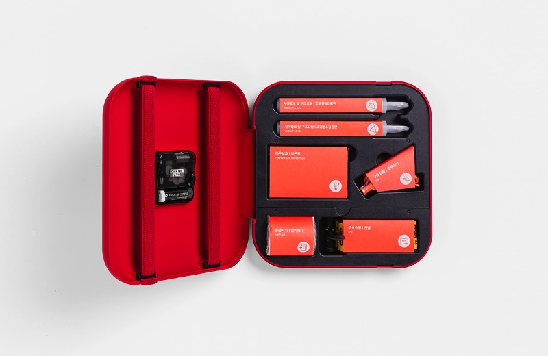 Life Clock é mais do que um kit de emergências, ele também é um relógio mas isso já está bem óbvio no seu nome. Dentro do relógio você vai encontrar uma série de produtos que podem te ajudar no caso de emergências. Lá você vai encontrar um apito e um banner de SOS para auxiliar no seu resgate, além de um condensador para iniciar uma fogueira até um lençol térmico para te proteger do frio. O kit não pode ser dos mais completos mas pode ajudar muito bem. 