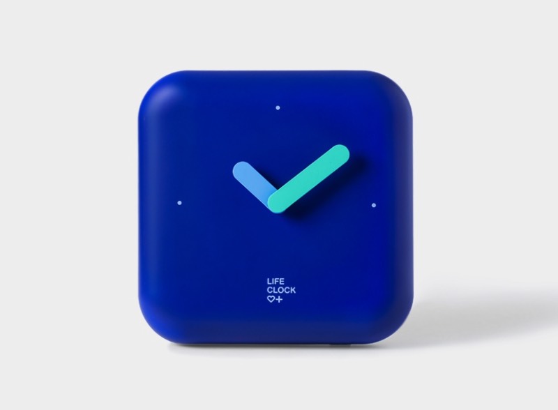 Life Clock é mais do que um kit de emergências, ele também é um relógio mas isso já está bem óbvio no seu nome. Dentro do relógio você vai encontrar uma série de produtos que podem te ajudar no caso de emergências. Lá você vai encontrar um apito e um banner de SOS para auxiliar no seu resgate, além de um condensador para iniciar uma fogueira até um lençol térmico para te proteger do frio. O kit não pode ser dos mais completos mas pode ajudar muito bem. 
