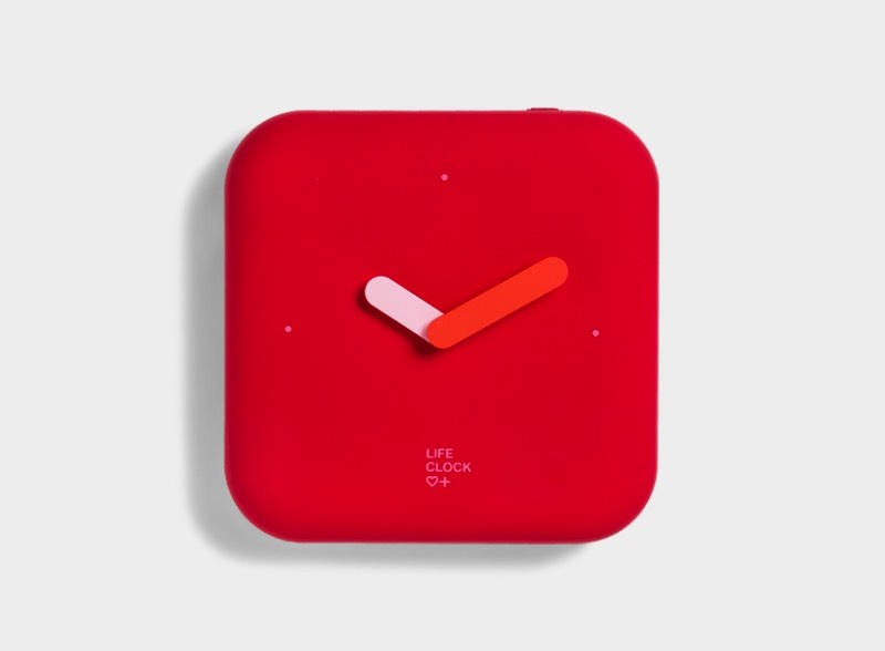 Life Clock é mais do que um kit de emergências, ele também é um relógio mas isso já está bem óbvio no seu nome. Dentro do relógio você vai encontrar uma série de produtos que podem te ajudar no caso de emergências. Lá você vai encontrar um apito e um banner de SOS para auxiliar no seu resgate, além de um condensador para iniciar uma fogueira até um lençol térmico para te proteger do frio. O kit não pode ser dos mais completos mas pode ajudar muito bem. 