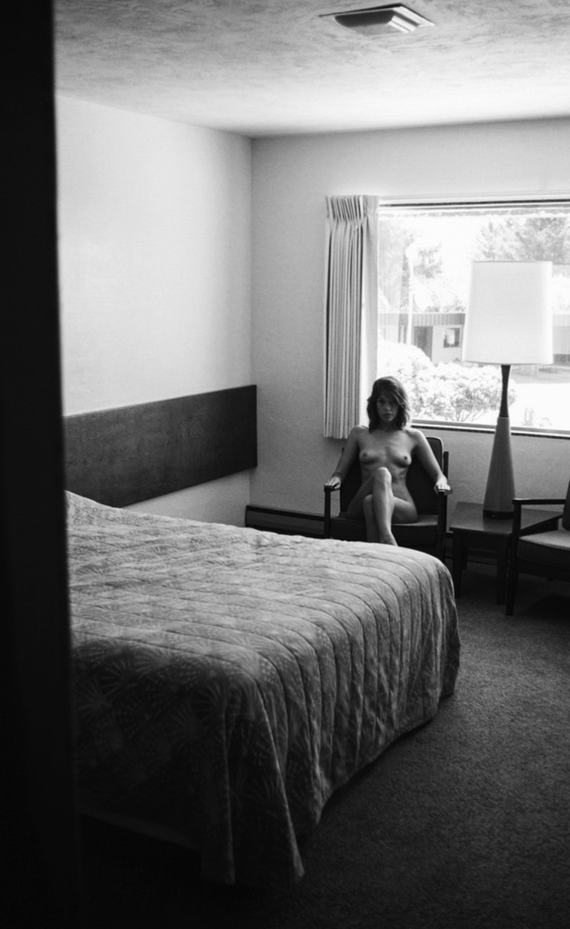 Atemporal, misteriosa e voyeurística; seria assim que eu descreveria as fotografias de Asher Moss. Depois de olhar pelo seu portfólio algumas vezes, posso concluir que suas fotos quase que falam uma linguagem particular, um jeito especial de contar histórias que quase flutuam pela sua tela. 