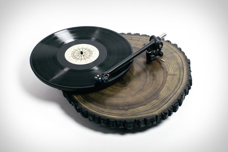 A madeira pode ser vista de forma similar aos discos de vinil. Afinal, o som do vinil é propagado quando uma agulha passa por cima dos seus relevos. A mesma coisa pode acontecer com a madeira e acho que alguém mais viu as semelhanças entre esses dois elementos já que o Audiowood resolveu usar de madeira para criar vitrolas que mais parecem obras de arte. E que já entraram no meu wishlist pessoal. 