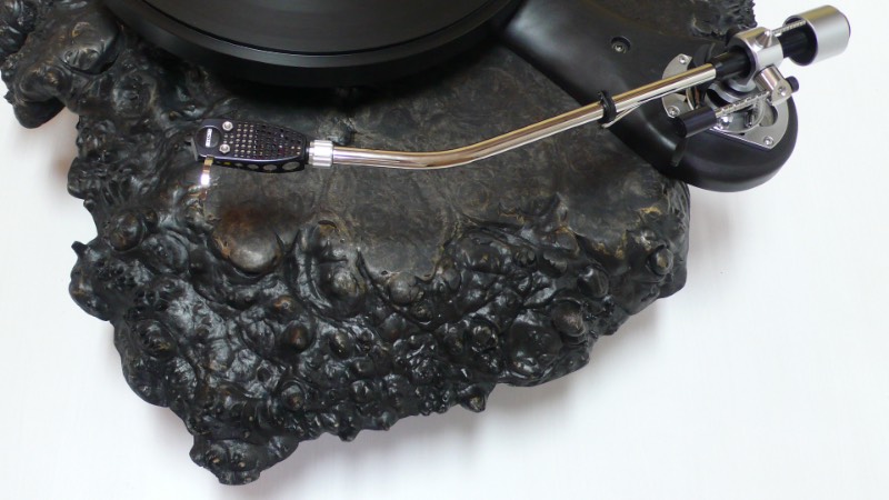 A madeira pode ser vista de forma similar aos discos de vinil. Afinal, o som do vinil é propagado quando uma agulha passa por cima dos seus relevos. A mesma coisa pode acontecer com a madeira e acho que alguém mais viu as semelhanças entre esses dois elementos já que o Audiowood resolveu usar de madeira para criar vitrolas que mais parecem obras de arte. E que já entraram no meu wishlist pessoal. 