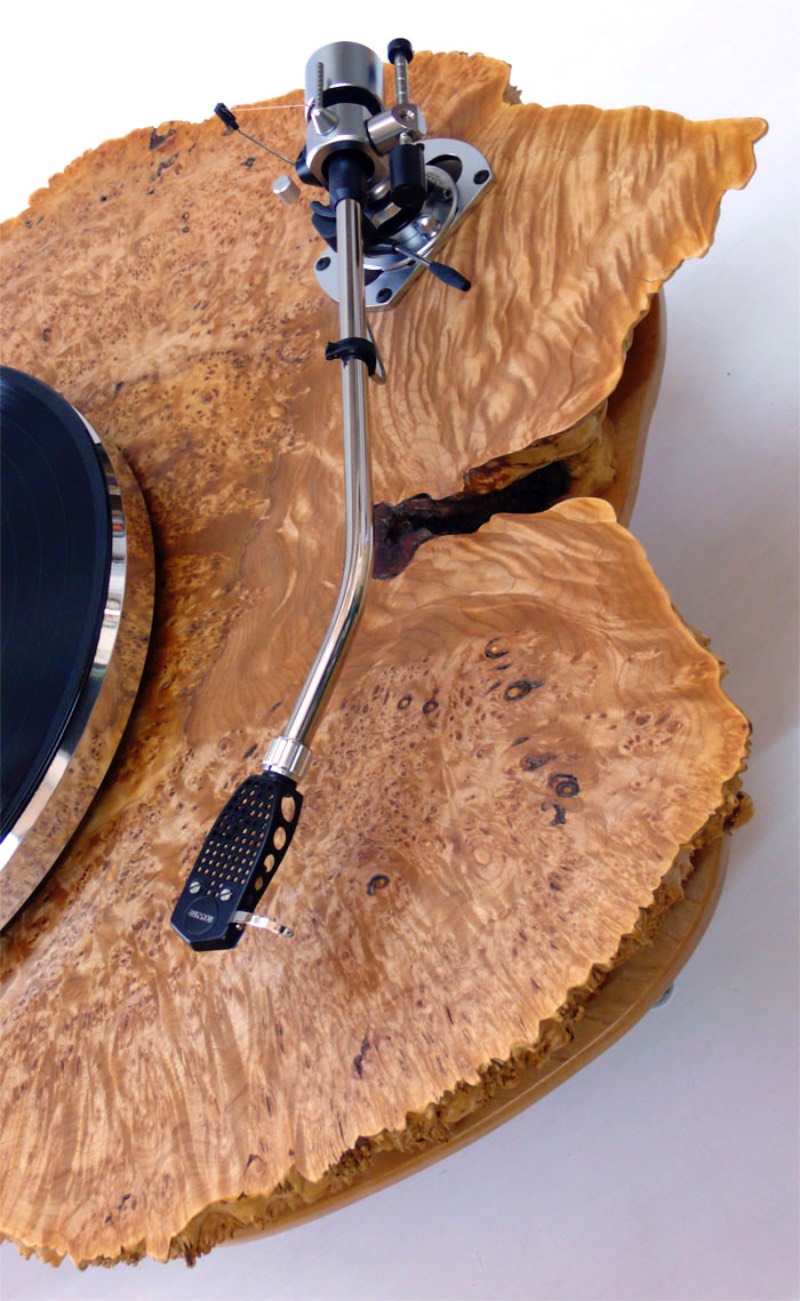 A madeira pode ser vista de forma similar aos discos de vinil. Afinal, o som do vinil é propagado quando uma agulha passa por cima dos seus relevos. A mesma coisa pode acontecer com a madeira e acho que alguém mais viu as semelhanças entre esses dois elementos já que o Audiowood resolveu usar de madeira para criar vitrolas que mais parecem obras de arte. E que já entraram no meu wishlist pessoal. 