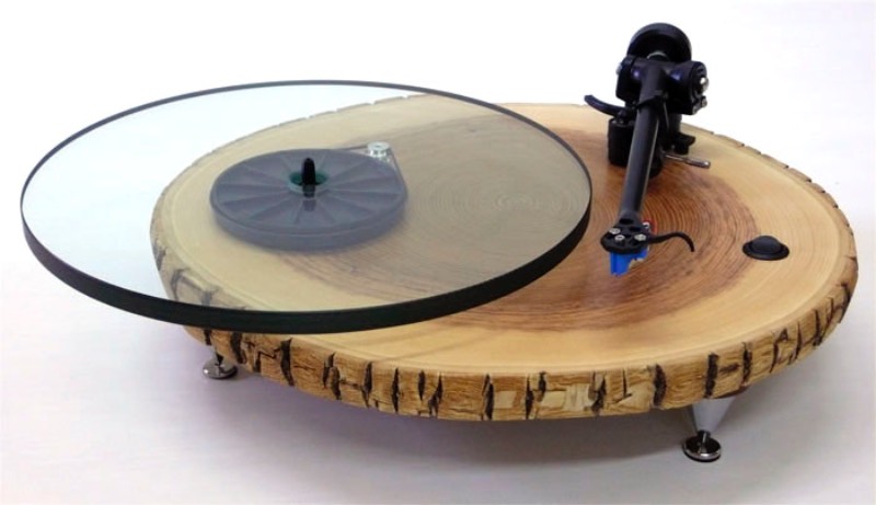 A madeira pode ser vista de forma similar aos discos de vinil. Afinal, o som do vinil é propagado quando uma agulha passa por cima dos seus relevos. A mesma coisa pode acontecer com a madeira e acho que alguém mais viu as semelhanças entre esses dois elementos já que o Audiowood resolveu usar de madeira para criar vitrolas que mais parecem obras de arte. E que já entraram no meu wishlist pessoal. 