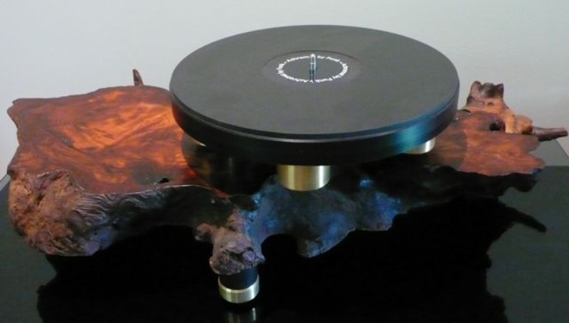A madeira pode ser vista de forma similar aos discos de vinil. Afinal, o som do vinil é propagado quando uma agulha passa por cima dos seus relevos. A mesma coisa pode acontecer com a madeira e acho que alguém mais viu as semelhanças entre esses dois elementos já que o Audiowood resolveu usar de madeira para criar vitrolas que mais parecem obras de arte. E que já entraram no meu wishlist pessoal. 