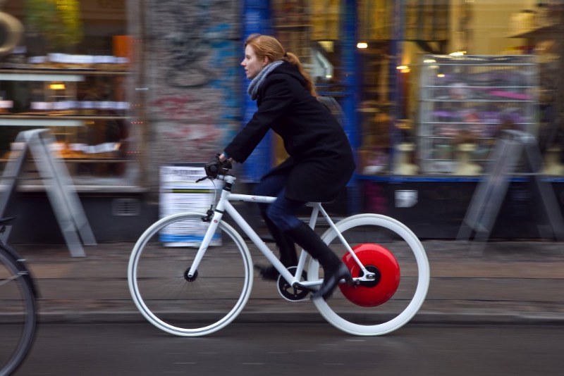 Eu adorei tanto a Copenhagen Wheel que cogitei, sinceramente, comprar uma. Mas, foi ai que descobri meu único problema com esse produto: seu preço. O preço de uma das rodas é de quase $1500 dólares e uma bicicleta fica na faixa dos $2000 dólares, o que acaba impedindo com que essa invenção chegue as ruas de forma massiva. Uma pena já que a Copenhagen Wheel é um produto bem interessante e ajudaria muito aqueles ciclistas que sofrem com as ladeiras de algumas cidades.