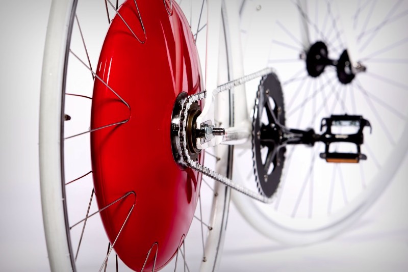 A Copenhagen Wheel é uma roda de bicicleta que vem com um objeto vermelho no centro dela. Lá dentro, você encontra um motor, uma bateria e alguns sensores que capturam a forma com a qual você pedala, incluindo ai a velocidade, o torque e sua cadência. É ai que a magia acontece.