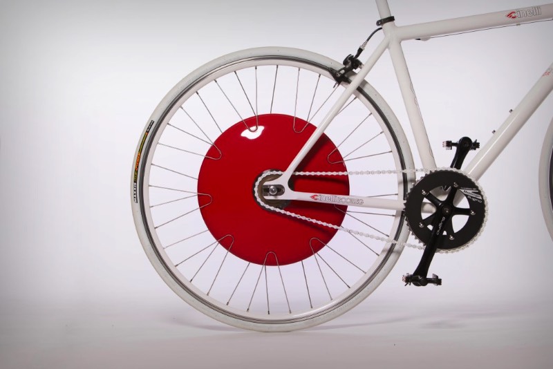 A Copenhagen Wheel é uma roda de bicicleta que vem com um objeto vermelho no centro dela. Lá dentro, você encontra um motor, uma bateria e alguns sensores que capturam a forma com a qual você pedala, incluindo ai a velocidade, o torque e sua cadência. É ai que a magia acontece.