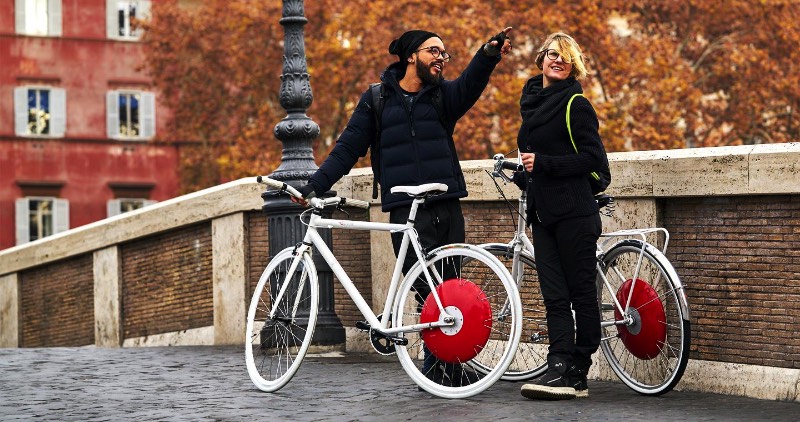 A Copenhagen Wheel é uma roda de bicicleta que vem com um objeto vermelho no centro dela. Lá dentro, você encontra um motor, uma bateria e alguns sensores que capturam a forma com a qual você pedala, incluindo ai a velocidade, o torque e sua cadência. É ai que a magia acontece.