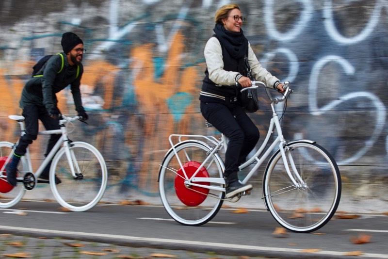Eu adorei tanto a Copenhagen Wheel que cogitei, sinceramente, comprar uma. Mas, foi ai que descobri meu único problema com esse produto: seu preço. O preço de uma das rodas é de quase $1500 dólares e uma bicicleta fica na faixa dos $2000 dólares, o que acaba impedindo com que essa invenção chegue as ruas de forma massiva. Uma pena já que a Copenhagen Wheel é um produto bem interessante e ajudaria muito aqueles ciclistas que sofrem com as ladeiras de algumas cidades.