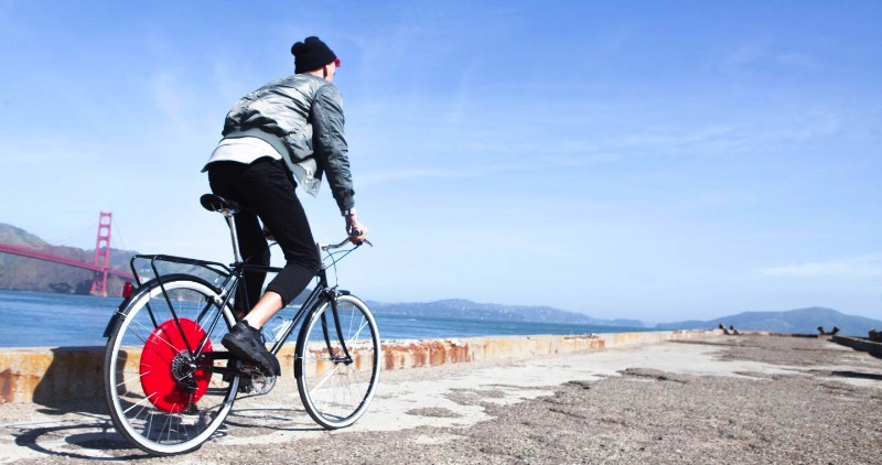 Eu adorei tanto a Copenhagen Wheel que cogitei, sinceramente, comprar uma. Mas, foi ai que descobri meu único problema com esse produto: seu preço. O preço de uma das rodas é de quase $1500 dólares e uma bicicleta fica na faixa dos $2000 dólares, o que acaba impedindo com que essa invenção chegue as ruas de forma massiva. Uma pena já que a Copenhagen Wheel é um produto bem interessante e ajudaria muito aqueles ciclistas que sofrem com as ladeiras de algumas cidades.