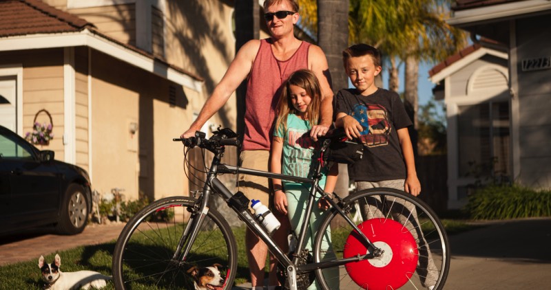 Eu adorei tanto a Copenhagen Wheel que cogitei, sinceramente, comprar uma. Mas, foi ai que descobri meu único problema com esse produto: seu preço. O preço de uma das rodas é de quase $1500 dólares e uma bicicleta fica na faixa dos $2000 dólares, o que acaba impedindo com que essa invenção chegue as ruas de forma massiva. Uma pena já que a Copenhagen Wheel é um produto bem interessante e ajudaria muito aqueles ciclistas que sofrem com as ladeiras de algumas cidades.