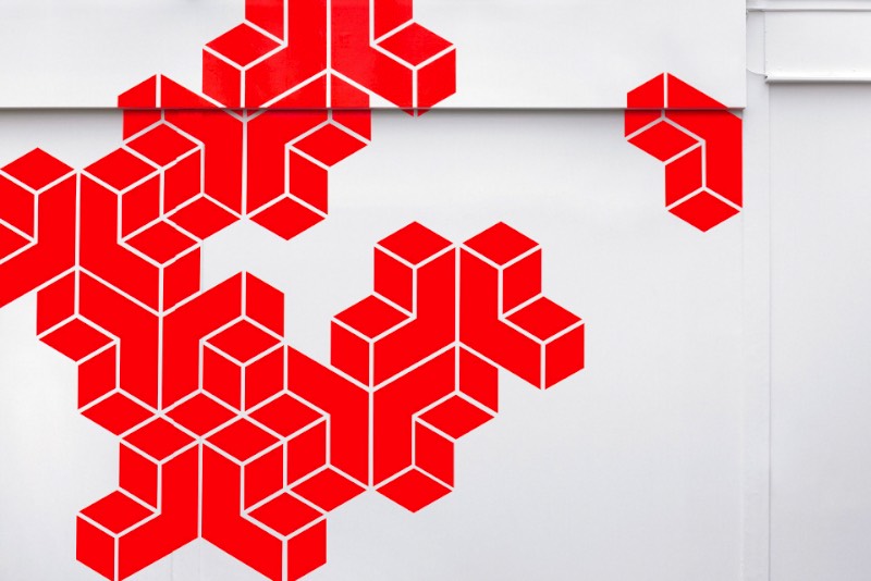 Para o pessoal do Estúdio Spin, o design gráfico é uma paixão e eles são obcecados pelos desafios dessa disciplina que parece viver em um fluxo de constantes mudanças. Para eles, o design gráfico pode ser provocador, memorável e de uma beleza que deixa lembranças. Mas, sempre considerando que, no seu pior estado, o design gráfico não é nada mais do que poluição visual e é muitas vezes ignorado. 