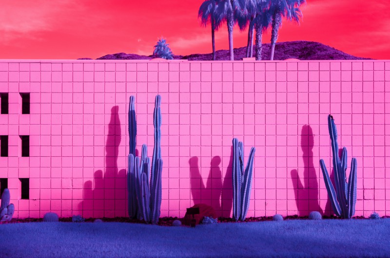 O que Kate Ballis chama de Infra Realismo é uma forma diferente de retratar o mundo ao nosso redor. Não sei se ela usa de uma câmera preparada para fotografar dessa forma ou se ela usa de um filtro infravermelho, sei que as fotos que ela publicou em seu portfólio são de tirar o meu foco. Passei alguns momentos explorando as cores e como que elas acabam sendo transformadas em algo novo através dessas técnicas. Por isso mesmo, sabia que tinha que publicar sobre isso aqui. 