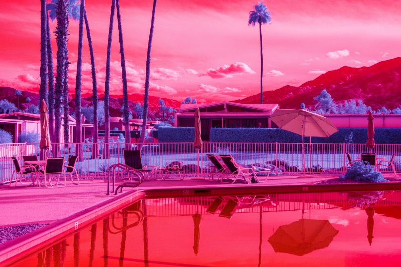 O que Kate Ballis chama de Infra Realismo é uma forma diferente de retratar o mundo ao nosso redor. Não sei se ela usa de uma câmera preparada para fotografar dessa forma ou se ela usa de um filtro infravermelho, sei que as fotos que ela publicou em seu portfólio são de tirar o meu foco. Passei alguns momentos explorando as cores e como que elas acabam sendo transformadas em algo novo através dessas técnicas. Por isso mesmo, sabia que tinha que publicar sobre isso aqui. 