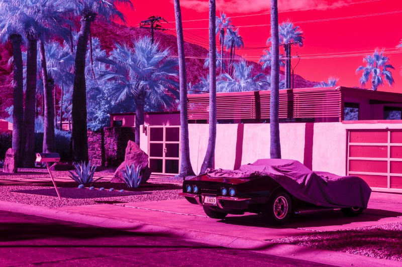 O que Kate Ballis chama de Infra Realismo é uma forma diferente de retratar o mundo ao nosso redor. Não sei se ela usa de uma câmera preparada para fotografar dessa forma ou se ela usa de um filtro infravermelho, sei que as fotos que ela publicou em seu portfólio são de tirar o meu foco. Passei alguns momentos explorando as cores e como que elas acabam sendo transformadas em algo novo através dessas técnicas. Por isso mesmo, sabia que tinha que publicar sobre isso aqui. 