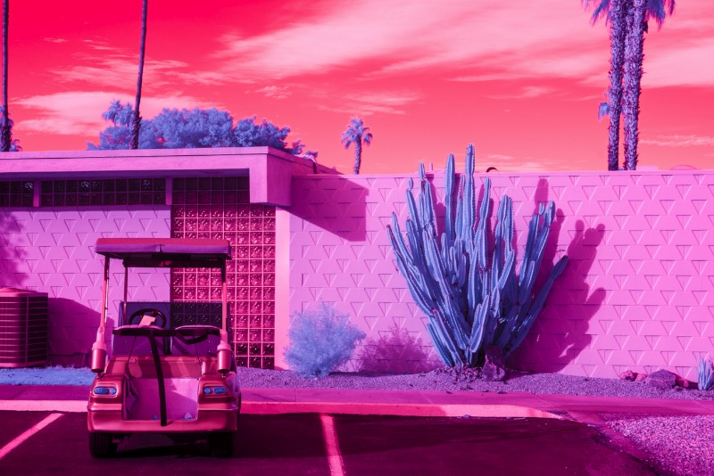 O que Kate Ballis chama de Infra Realismo é uma forma diferente de retratar o mundo ao nosso redor. Não sei se ela usa de uma câmera preparada para fotografar dessa forma ou se ela usa de um filtro infravermelho, sei que as fotos que ela publicou em seu portfólio são de tirar o meu foco. Passei alguns momentos explorando as cores e como que elas acabam sendo transformadas em algo novo através dessas técnicas. Por isso mesmo, sabia que tinha que publicar sobre isso aqui. 