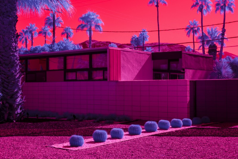 O que Kate Ballis chama de Infra Realismo é uma forma diferente de retratar o mundo ao nosso redor. Não sei se ela usa de uma câmera preparada para fotografar dessa forma ou se ela usa de um filtro infravermelho, sei que as fotos que ela publicou em seu portfólio são de tirar o meu foco. Passei alguns momentos explorando as cores e como que elas acabam sendo transformadas em algo novo através dessas técnicas. Por isso mesmo, sabia que tinha que publicar sobre isso aqui. 