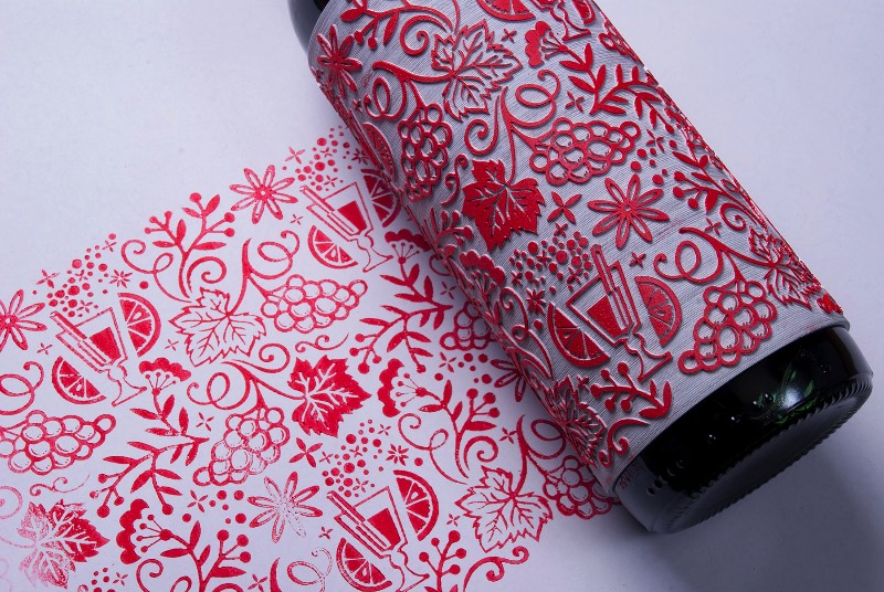 O pessoal do Buddy Creative precisava pensar em um presente de Natal perfeito para seus clientes. Depois de muita conversa, eles chegaram em uma garrafa de vinho que é tão especial que pode ser usada para fazer o papel de embrulho para seus outros presentes. É sério isso e você pode ver como funciona nas imagens que selecionei logo abaixo. O trabalho foi feito em parceria com a ilustradora Kate Forrester que acabou desenvolvendo o padrão visual que vem com elementos visuais tradicionais do Natal. Essa ilustração foi gravada em borracha e virou a embalagem dessa garrafa de vinho. Dessa forma, cada garrafa acaba tendo um lado sensorial diferente e acabam transformando a garrafa em si em uma parte especial do presente. 