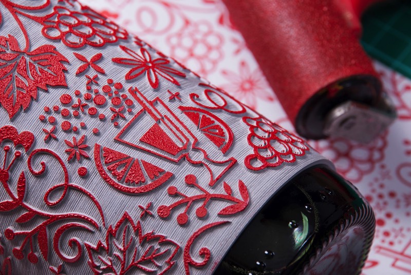O pessoal do Buddy Creative precisava pensar em um presente de Natal perfeito para seus clientes. Depois de muita conversa, eles chegaram em uma garrafa de vinho que é tão especial que pode ser usada para fazer o papel de embrulho para seus outros presentes. É sério isso e você pode ver como funciona nas imagens que selecionei logo abaixo. O trabalho foi feito em parceria com a ilustradora Kate Forrester que acabou desenvolvendo o padrão visual que vem com elementos visuais tradicionais do Natal. Essa ilustração foi gravada em borracha e virou a embalagem dessa garrafa de vinho. Dessa forma, cada garrafa acaba tendo um lado sensorial diferente e acabam transformando a garrafa em si em uma parte especial do presente. 
