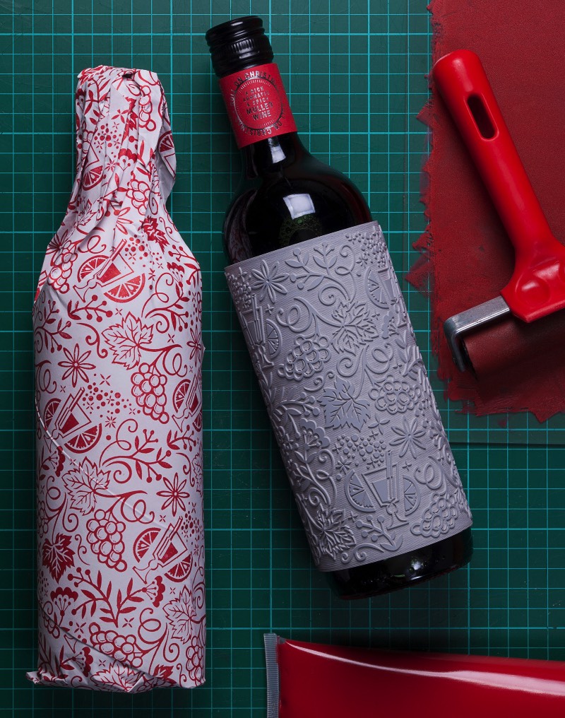 O pessoal do Buddy Creative precisava pensar em um presente de Natal perfeito para seus clientes. Depois de muita conversa, eles chegaram em uma garrafa de vinho que é tão especial que pode ser usada para fazer o papel de embrulho para seus outros presentes. É sério isso e você pode ver como funciona nas imagens que selecionei logo abaixo. O trabalho foi feito em parceria com a ilustradora Kate Forrester que acabou desenvolvendo o padrão visual que vem com elementos visuais tradicionais do Natal. Essa ilustração foi gravada em borracha e virou a embalagem dessa garrafa de vinho. Dessa forma, cada garrafa acaba tendo um lado sensorial diferente e acabam transformando a garrafa em si em uma parte especial do presente. 