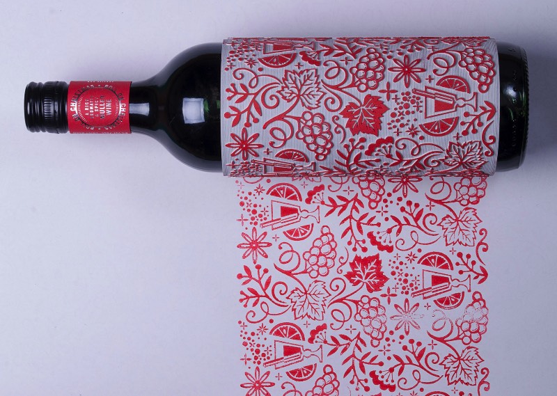 O pessoal do Buddy Creative precisava pensar em um presente de Natal perfeito para seus clientes. Depois de muita conversa, eles chegaram em uma garrafa de vinho que é tão especial que pode ser usada para fazer o papel de embrulho para seus outros presentes. É sério isso e você pode ver como funciona nas imagens que selecionei logo abaixo. O trabalho foi feito em parceria com a ilustradora Kate Forrester que acabou desenvolvendo o padrão visual que vem com elementos visuais tradicionais do Natal. Essa ilustração foi gravada em borracha e virou a embalagem dessa garrafa de vinho. Dessa forma, cada garrafa acaba tendo um lado sensorial diferente e acabam transformando a garrafa em si em uma parte especial do presente. 