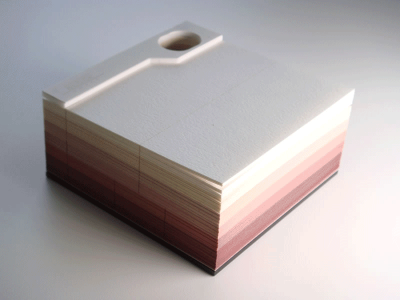 Ninguém faz objetos de papelaria como os japoneses e, claro que, eles tiveram uma ideia para revolucionar a forma com a qual usamos em um bloco de notas. Conhecido como Omoshiro Block, que pode ser traduzido de forma simples como bloco divertido, usa de cortes feitos a laser para criar o que, no primeiro olhar, parece apenas mais um bloco de papel normal. Mas, quando você vai usando do papel para fazer suas anotações, algo muda. Um objeto começa a aparecer e você precisa usar um pouco mais de papel para terminar a excavação do que será que pode estar escondido por ali.