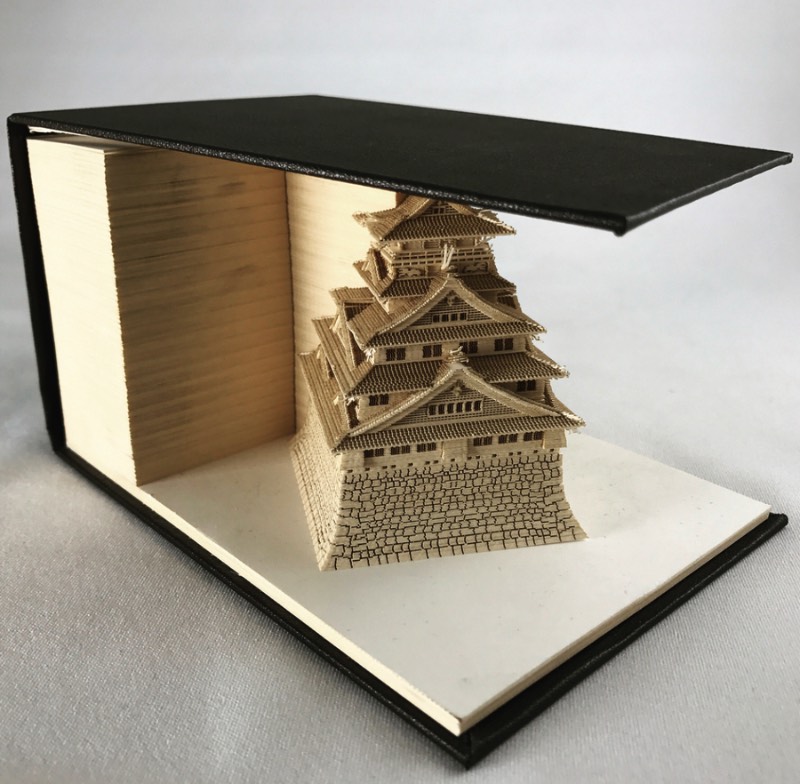 Ninguém faz objetos de papelaria como os japoneses e, claro que, eles tiveram uma ideia para revolucionar a forma com a qual usamos em um bloco de notas. Conhecido como Omoshiro Block, que pode ser traduzido de forma simples como bloco divertido, usa de cortes feitos a laser para criar o que, no primeiro olhar, parece apenas mais um bloco de papel normal. Mas, quando você vai usando do papel para fazer suas anotações, algo muda. Um objeto começa a aparecer e você precisa usar um pouco mais de papel para terminar a excavação do que será que pode estar escondido por ali.