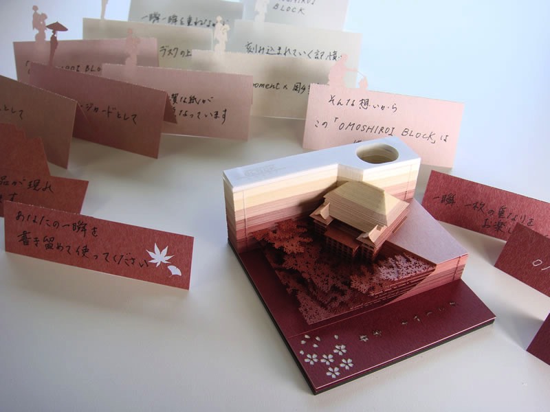 Ninguém faz objetos de papelaria como os japoneses e, claro que, eles tiveram uma ideia para revolucionar a forma com a qual usamos em um bloco de notas. Conhecido como Omoshiro Block, que pode ser traduzido de forma simples como bloco divertido, usa de cortes feitos a laser para criar o que, no primeiro olhar, parece apenas mais um bloco de papel normal. Mas, quando você vai usando do papel para fazer suas anotações, algo muda. Um objeto começa a aparecer e você precisa usar um pouco mais de papel para terminar a excavação do que será que pode estar escondido por ali.