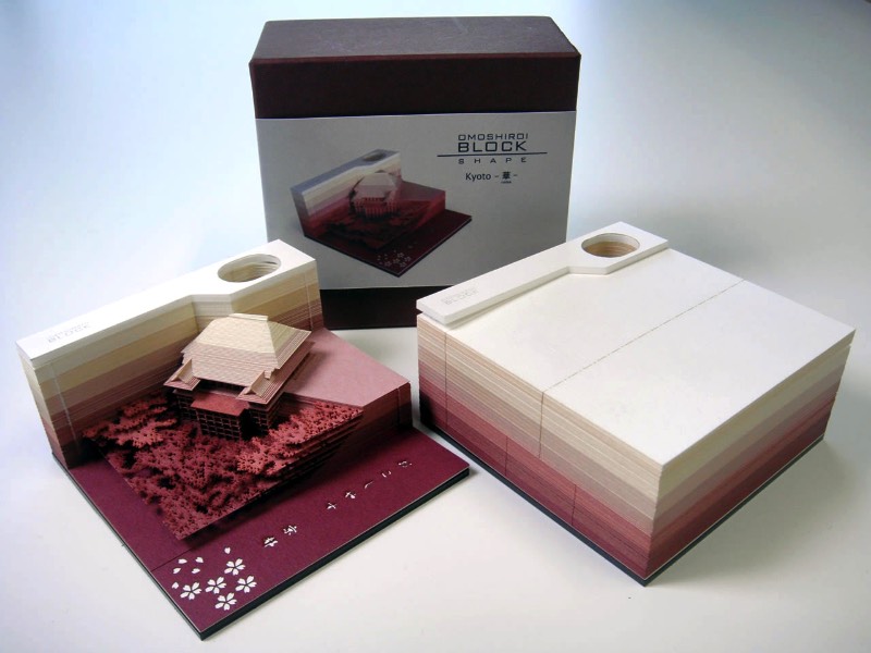 Ninguém faz objetos de papelaria como os japoneses e, claro que, eles tiveram uma ideia para revolucionar a forma com a qual usamos em um bloco de notas. Conhecido como Omoshiro Block, que pode ser traduzido de forma simples como bloco divertido, usa de cortes feitos a laser para criar o que, no primeiro olhar, parece apenas mais um bloco de papel normal. Mas, quando você vai usando do papel para fazer suas anotações, algo muda. Um objeto começa a aparecer e você precisa usar um pouco mais de papel para terminar a excavação do que será que pode estar escondido por ali.