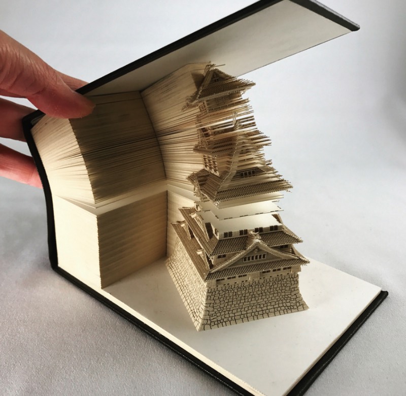 Ninguém faz objetos de papelaria como os japoneses e, claro que, eles tiveram uma ideia para revolucionar a forma com a qual usamos em um bloco de notas. Conhecido como Omoshiro Block, que pode ser traduzido de forma simples como bloco divertido, usa de cortes feitos a laser para criar o que, no primeiro olhar, parece apenas mais um bloco de papel normal. Mas, quando você vai usando do papel para fazer suas anotações, algo muda. Um objeto começa a aparecer e você precisa usar um pouco mais de papel para terminar a excavação do que será que pode estar escondido por ali.