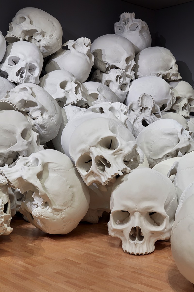 Mass é um estudo sobre a nossa própria mortalidade e parece ser uma ótima extensão ao trabalho hiper realista de Ron Mueck. Nessa instalação de tamanho gigante, a estrutura biológica dos crânios parece remover qualquer traço de humanidade do local. Para mim, é como andar pelas Catacumbas de Paris onde as paredes são feitas de crânios humanos reais. Acredito que esse contato extremo com nossos próprios ossos acabam causando uma sensação de impermanência e de eternidade. 