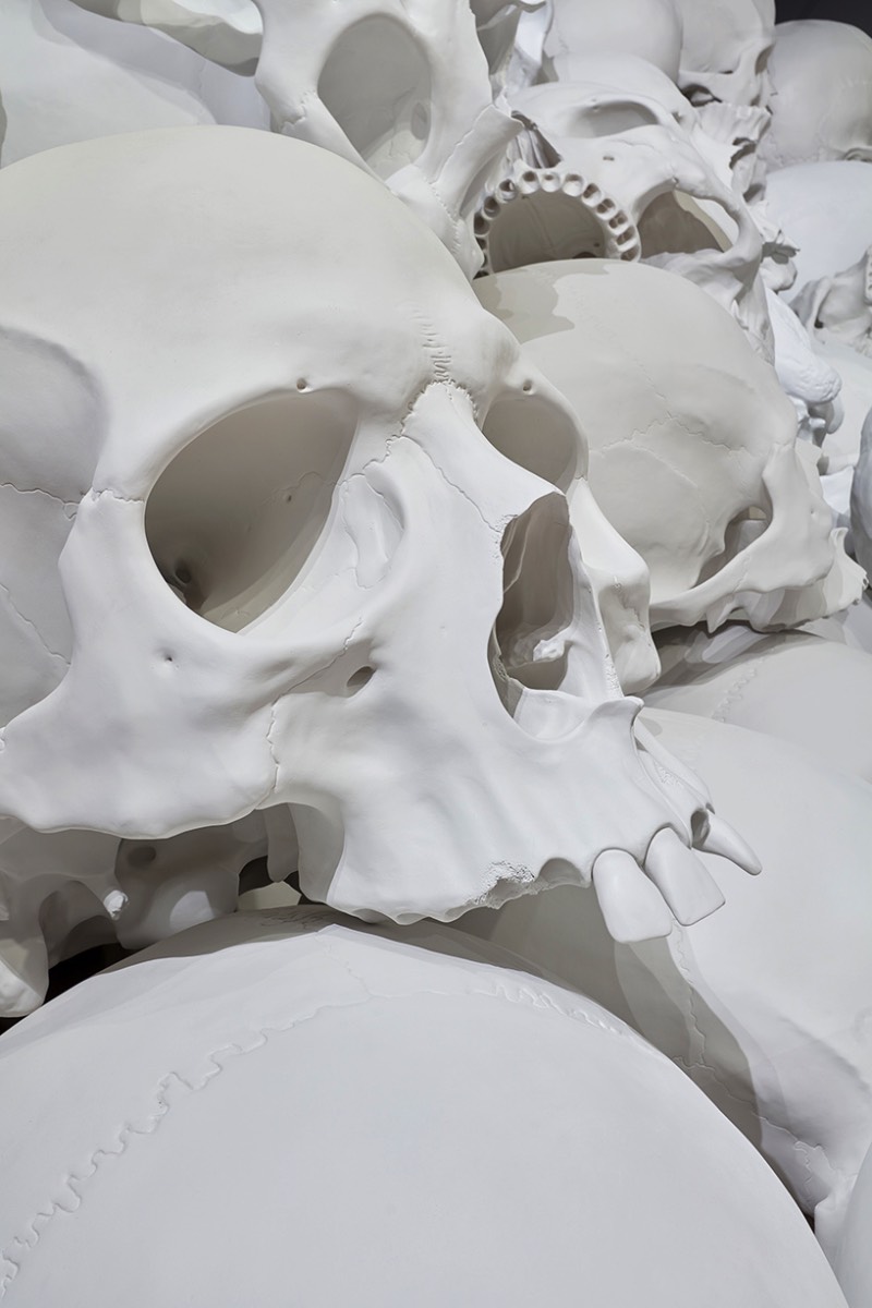 Mass é um estudo sobre a nossa própria mortalidade e parece ser uma ótima extensão ao trabalho hiper realista de Ron Mueck. Nessa instalação de tamanho gigante, a estrutura biológica dos crânios parece remover qualquer traço de humanidade do local. Para mim, é como andar pelas Catacumbas de Paris onde as paredes são feitas de crânios humanos reais. Acredito que esse contato extremo com nossos próprios ossos acabam causando uma sensação de impermanência e de eternidade. 