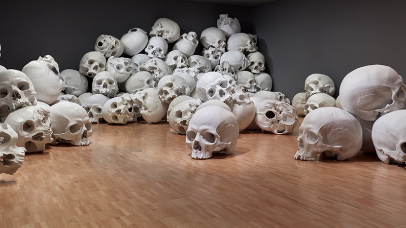 Mass é um estudo sobre a nossa própria mortalidade e parece ser uma ótima extensão ao trabalho hiper realista de Ron Mueck. Nessa instalação de tamanho gigante, a estrutura biológica dos crânios parece remover qualquer traço de humanidade do local. Para mim, é como andar pelas Catacumbas de Paris onde as paredes são feitas de crânios humanos reais. Acredito que esse contato extremo com nossos próprios ossos acabam causando uma sensação de impermanência e de eternidade. 