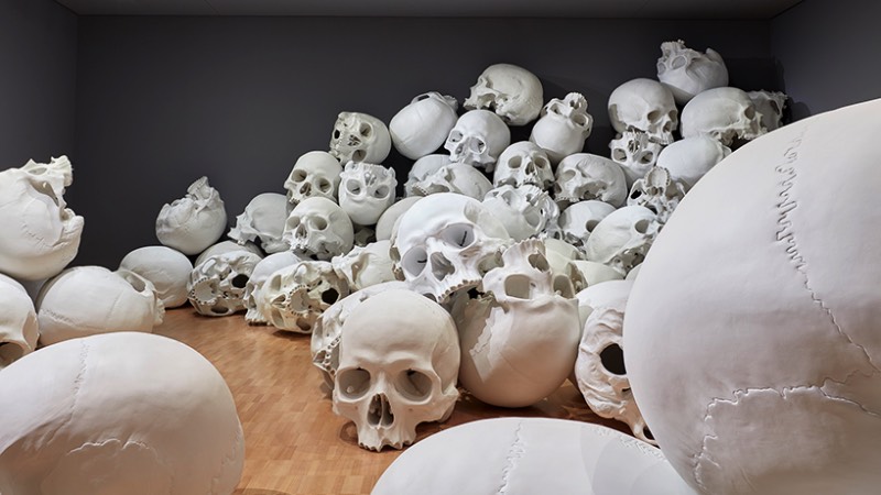 Mass é um estudo sobre a nossa própria mortalidade e parece ser uma ótima extensão ao trabalho hiper realista de Ron Mueck. Nessa instalação de tamanho gigante, a estrutura biológica dos crânios parece remover qualquer traço de humanidade do local. Para mim, é como andar pelas Catacumbas de Paris onde as paredes são feitas de crânios humanos reais. Acredito que esse contato extremo com nossos próprios ossos acabam causando uma sensação de impermanência e de eternidade. 