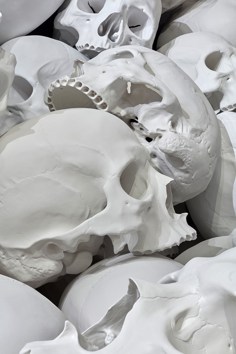 Mass é um estudo sobre a nossa própria mortalidade e parece ser uma ótima extensão ao trabalho hiper realista de Ron Mueck. Nessa instalação de tamanho gigante, a estrutura biológica dos crânios parece remover qualquer traço de humanidade do local. Para mim, é como andar pelas Catacumbas de Paris onde as paredes são feitas de crânios humanos reais. Acredito que esse contato extremo com nossos próprios ossos acabam causando uma sensação de impermanência e de eternidade. 