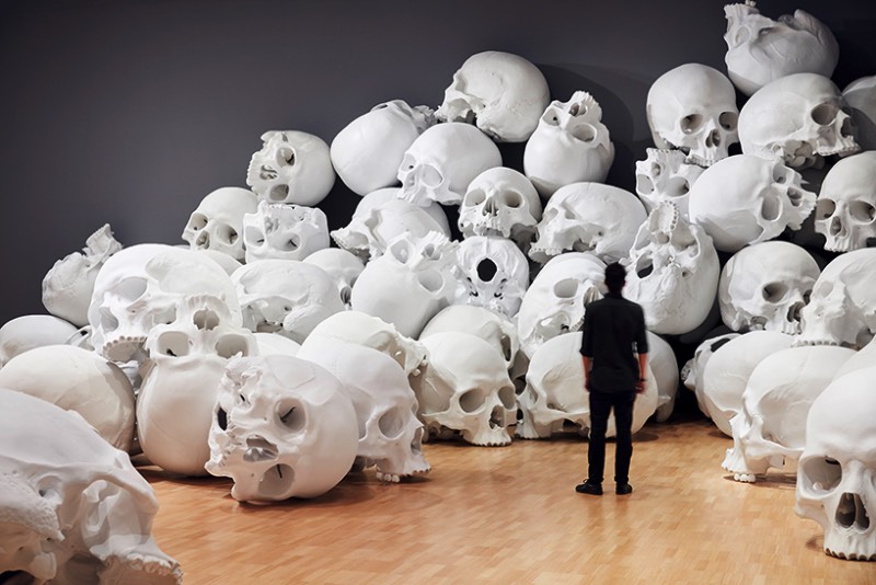 Mass é um estudo sobre a nossa própria mortalidade e parece ser uma ótima extensão ao trabalho hiper realista de Ron Mueck. Nessa instalação de tamanho gigante, a estrutura biológica dos crânios parece remover qualquer traço de humanidade do local. Para mim, é como andar pelas Catacumbas de Paris onde as paredes são feitas de crânios humanos reais. Acredito que esse contato extremo com nossos próprios ossos acabam causando uma sensação de impermanência e de eternidade. 