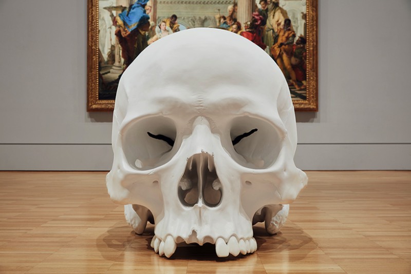 Mass é um estudo sobre a nossa própria mortalidade e parece ser uma ótima extensão ao trabalho hiper realista de Ron Mueck. Nessa instalação de tamanho gigante, a estrutura biológica dos crânios parece remover qualquer traço de humanidade do local. Para mim, é como andar pelas Catacumbas de Paris onde as paredes são feitas de crânios humanos reais. Acredito que esse contato extremo com nossos próprios ossos acabam causando uma sensação de impermanência e de eternidade. 