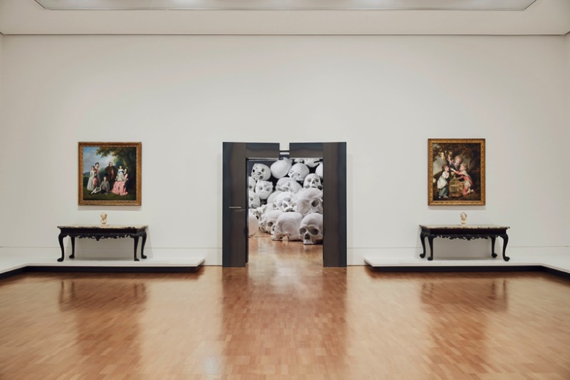 Mass é um estudo sobre a nossa própria mortalidade e parece ser uma ótima extensão ao trabalho hiper realista de Ron Mueck. Nessa instalação de tamanho gigante, a estrutura biológica dos crânios parece remover qualquer traço de humanidade do local. Para mim, é como andar pelas Catacumbas de Paris onde as paredes são feitas de crânios humanos reais. Acredito que esse contato extremo com nossos próprios ossos acabam causando uma sensação de impermanência e de eternidade. 