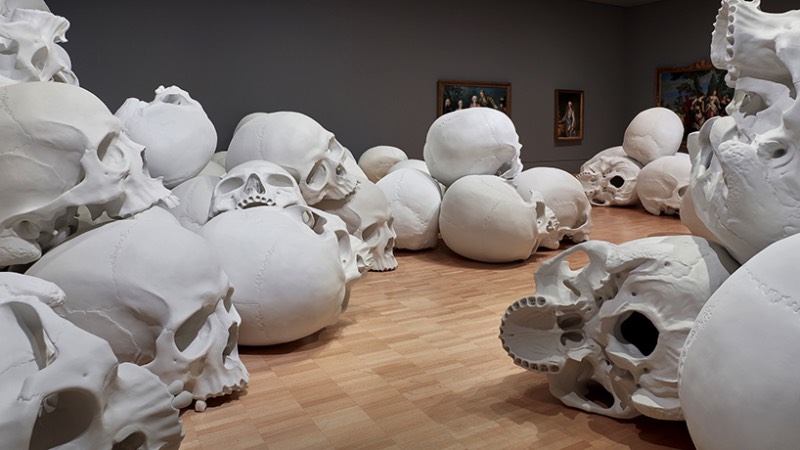 Mass é um estudo sobre a nossa própria mortalidade e parece ser uma ótima extensão ao trabalho hiper realista de Ron Mueck. Nessa instalação de tamanho gigante, a estrutura biológica dos crânios parece remover qualquer traço de humanidade do local. Para mim, é como andar pelas Catacumbas de Paris onde as paredes são feitas de crânios humanos reais. Acredito que esse contato extremo com nossos próprios ossos acabam causando uma sensação de impermanência e de eternidade. 