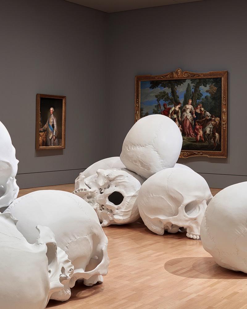 Mass é um estudo sobre a nossa própria mortalidade e parece ser uma ótima extensão ao trabalho hiper realista de Ron Mueck. Nessa instalação de tamanho gigante, a estrutura biológica dos crânios parece remover qualquer traço de humanidade do local. Para mim, é como andar pelas Catacumbas de Paris onde as paredes são feitas de crânios humanos reais. Acredito que esse contato extremo com nossos próprios ossos acabam causando uma sensação de impermanência e de eternidade. 