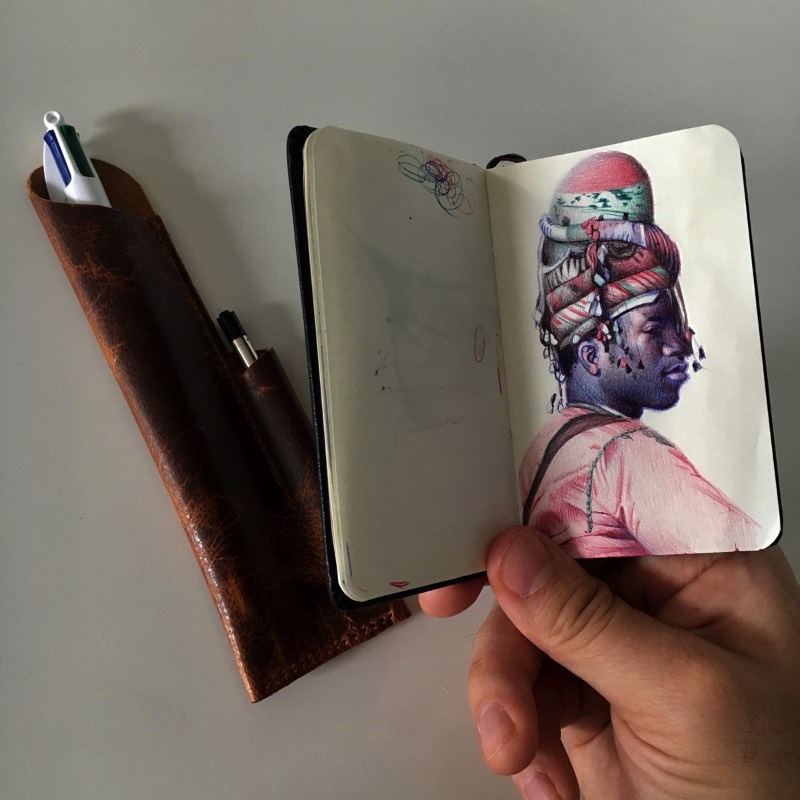 O que mais me chamou a atenção nas ilustrações de Nicolas V. Sanchez é como que ele consegue criar texturas usando das poucas cores de uma caneta esferográfica. Ele parece fazer isso utilizando de linhas que se repetem e quase se misturam. Mas eu devo estar errado. Só pode. Se você der uma olhada nas imagens abaixo e descobrir como que ele faz isso, deixe seu comentário logo abaixo.